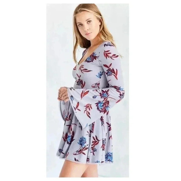 KIMCHI BLUE Flare Sleeve Fit & Flare Dress Size S Floral V-Neck Stretch - Picture 1 of 8